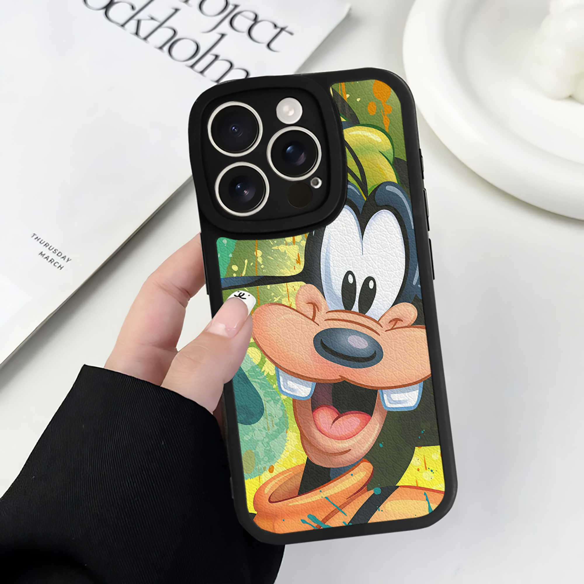 （画像用） ミッキーマウス Mickey Mouse 【iPhone 16シリーズ対応】シリコンスマホケース（レザー調） 材質：シリコン